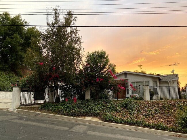 Building Photo - 3 bed 2 1/2 bath home single story home in Woodland Hills!