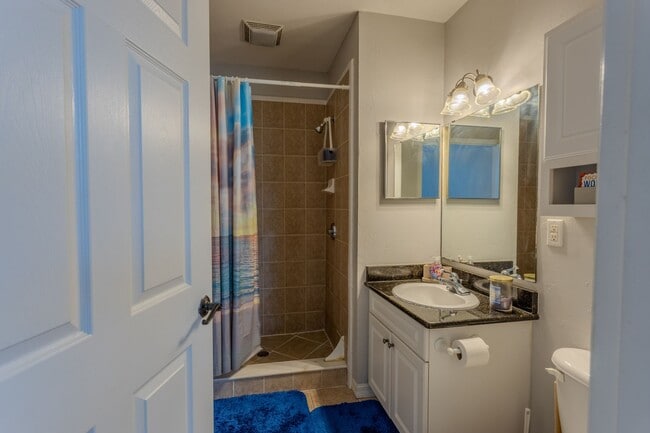 Building Photo - LOCATION. LOCATION. LOCATION. 2BR/3BA Cond...