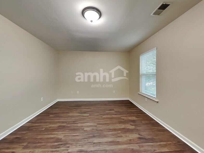 Building Photo - 60 Summer Hill Way