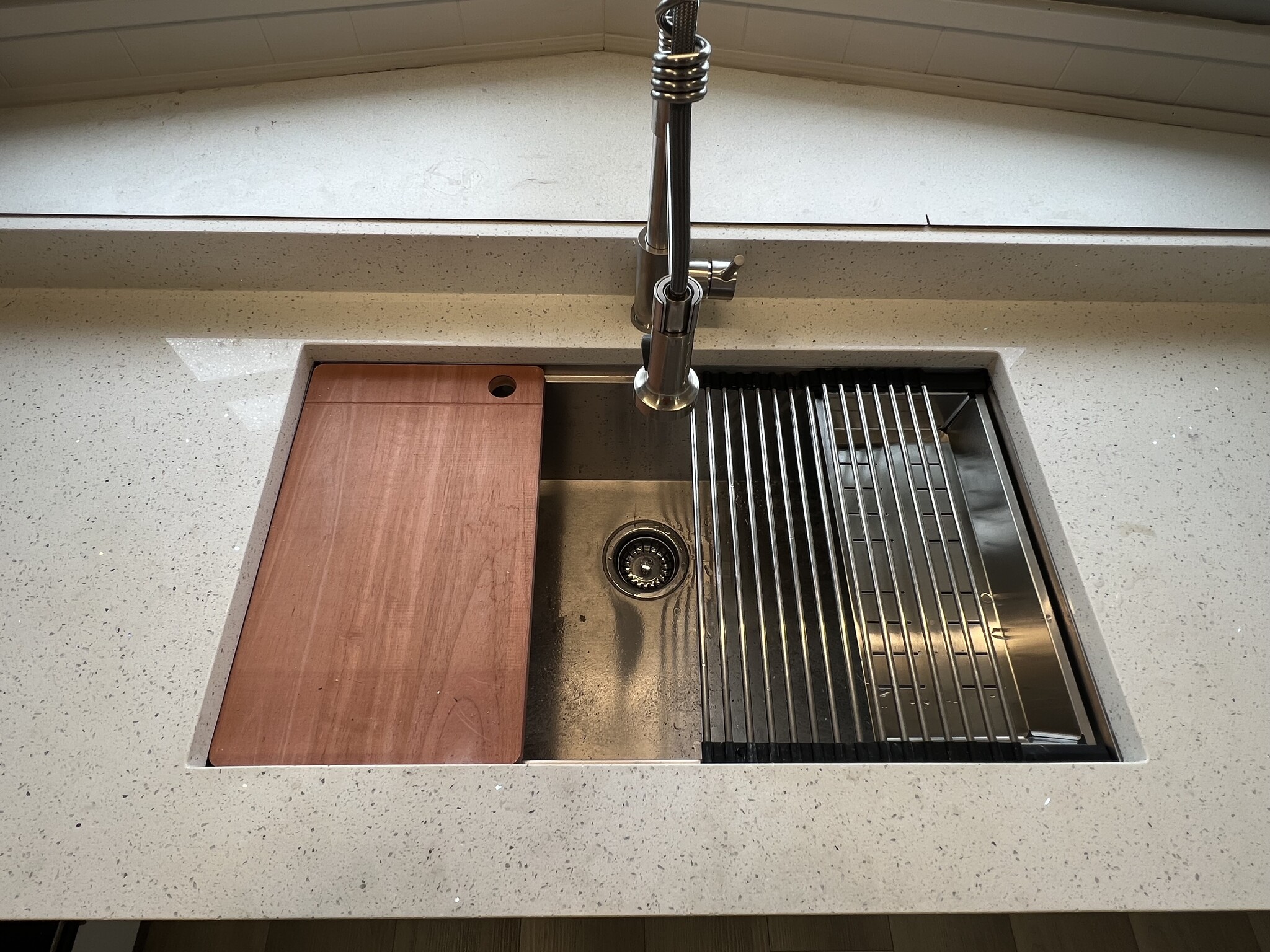 Farmhouse style kitchen sink with all accessiries - 1628 Old Elm St