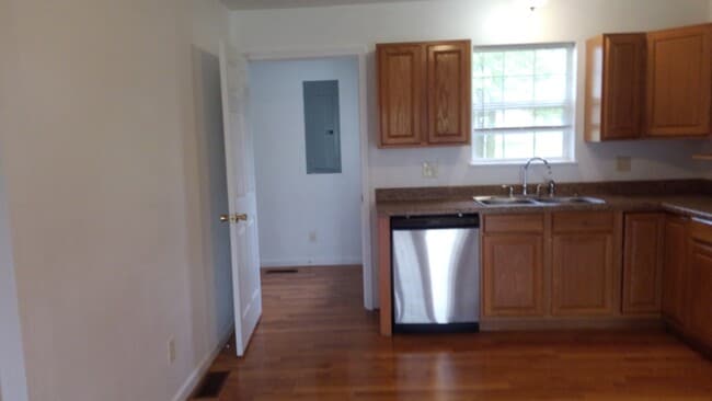 Building Photo - 502 Apple St