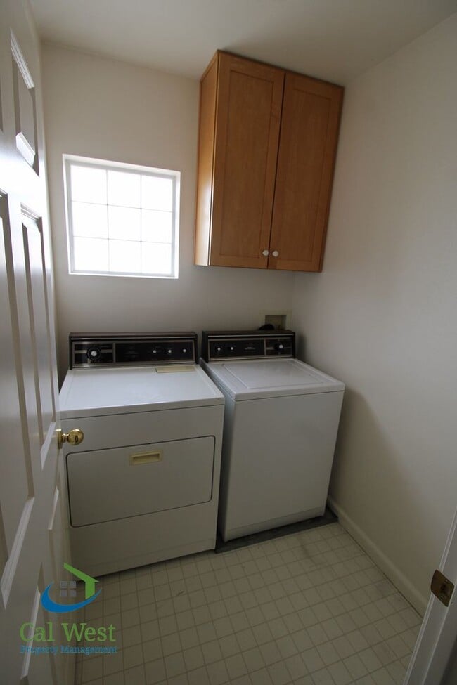 Building Photo - $6,195 - Gorgeous 2 Story 3 Bedroom 2.5 Bath Home steps away from Downtown Mountain View and Cal ...