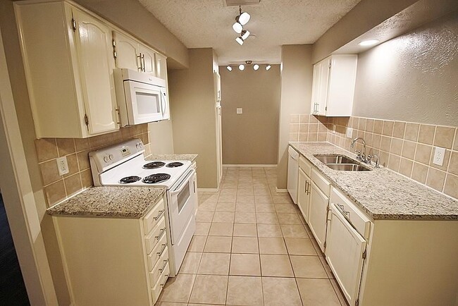 Building Photo - 2812 Lemmontree Ln