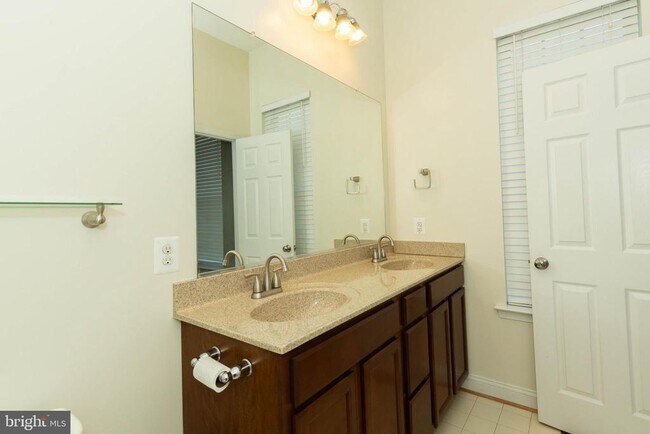 Building Photo - 15 Flag Ct