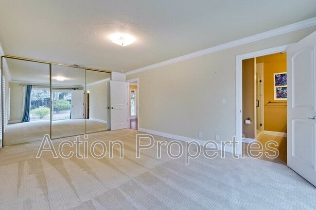 Building Photo - 649 Hollingsworth Dr