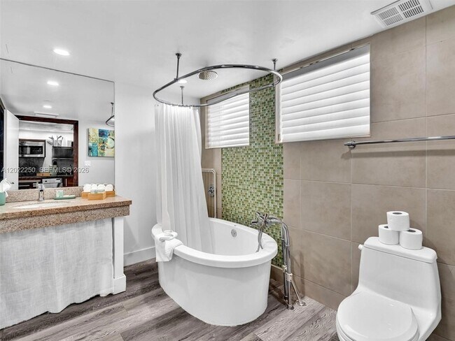 Building Photo - 1052 Ocean Dr