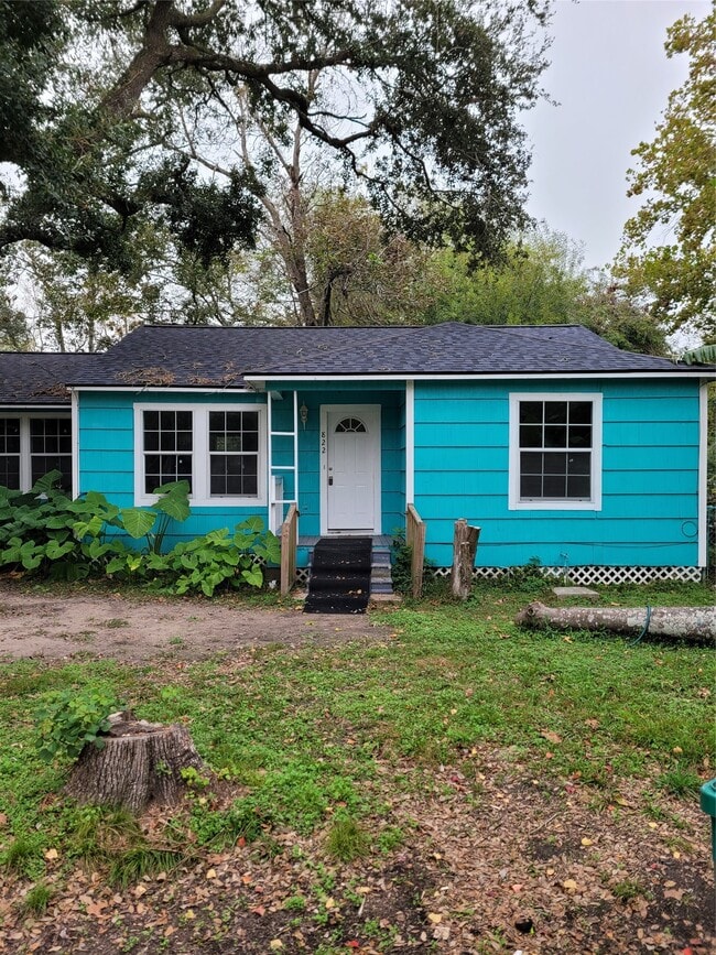 Building Photo - 822 Retama St