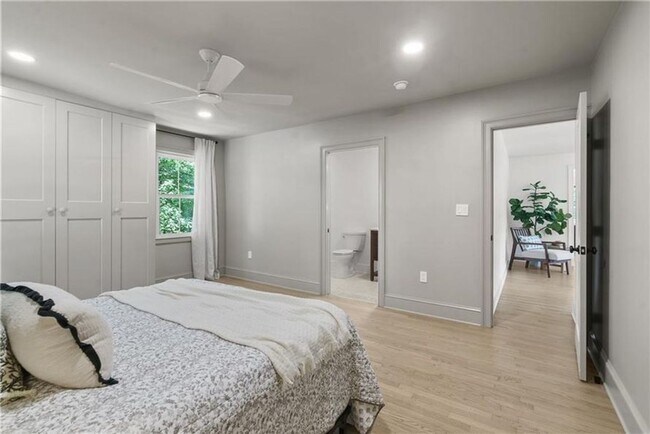 Building Photo - Designer Living with Charm in North Buckhead