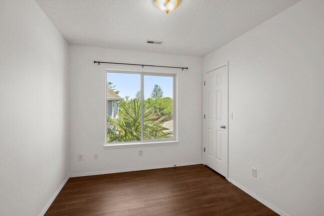 Building Photo - Recently updated 3 bedroom, 2.5 bath Townhouse in Beaverton