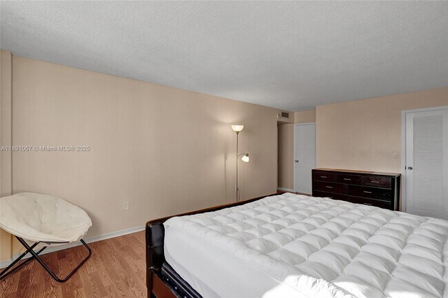 Building Photo - 1833 S Ocean Dr