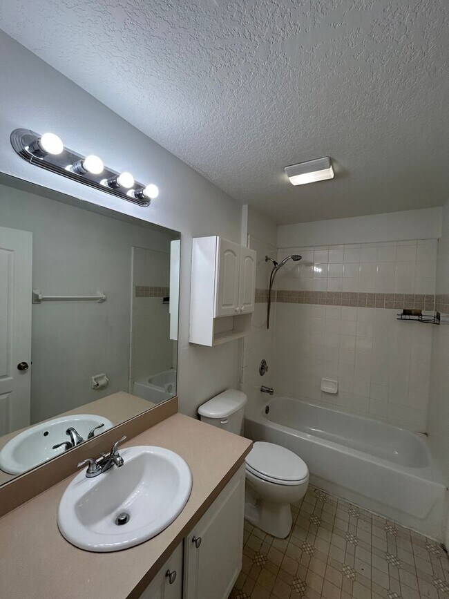 Building Photo - 10500 Lake Hasson Cir