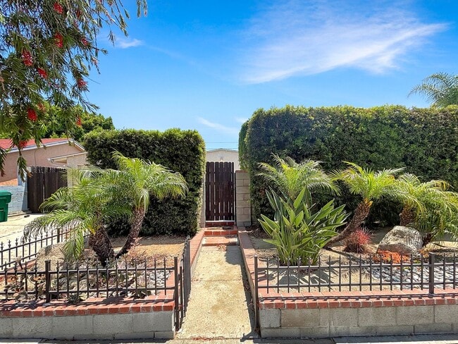 Building Photo - Beautiful 4BD/3BA House in Clairemont W/ A...