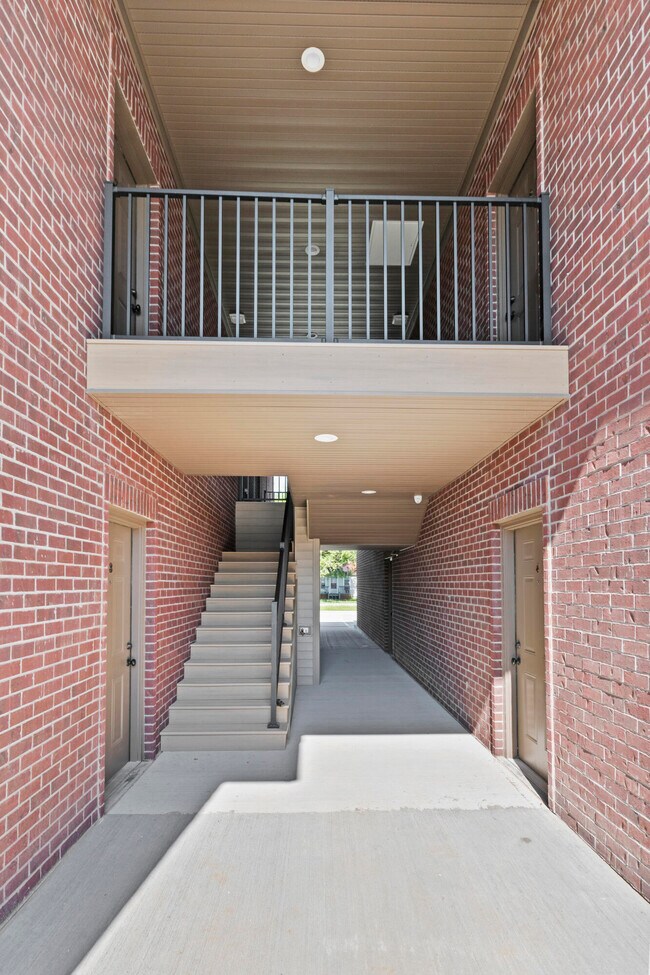 Building Photo - 204 Riverview Dr