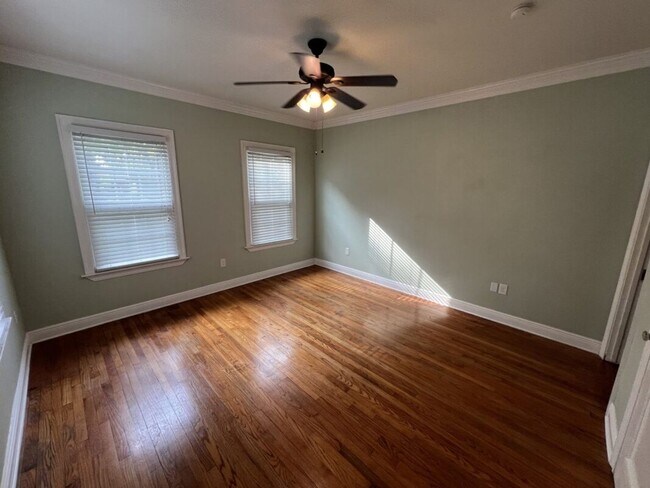 Building Photo - Vintage 3 Bedroom Home in historic University Gardens near LSU Lakes!