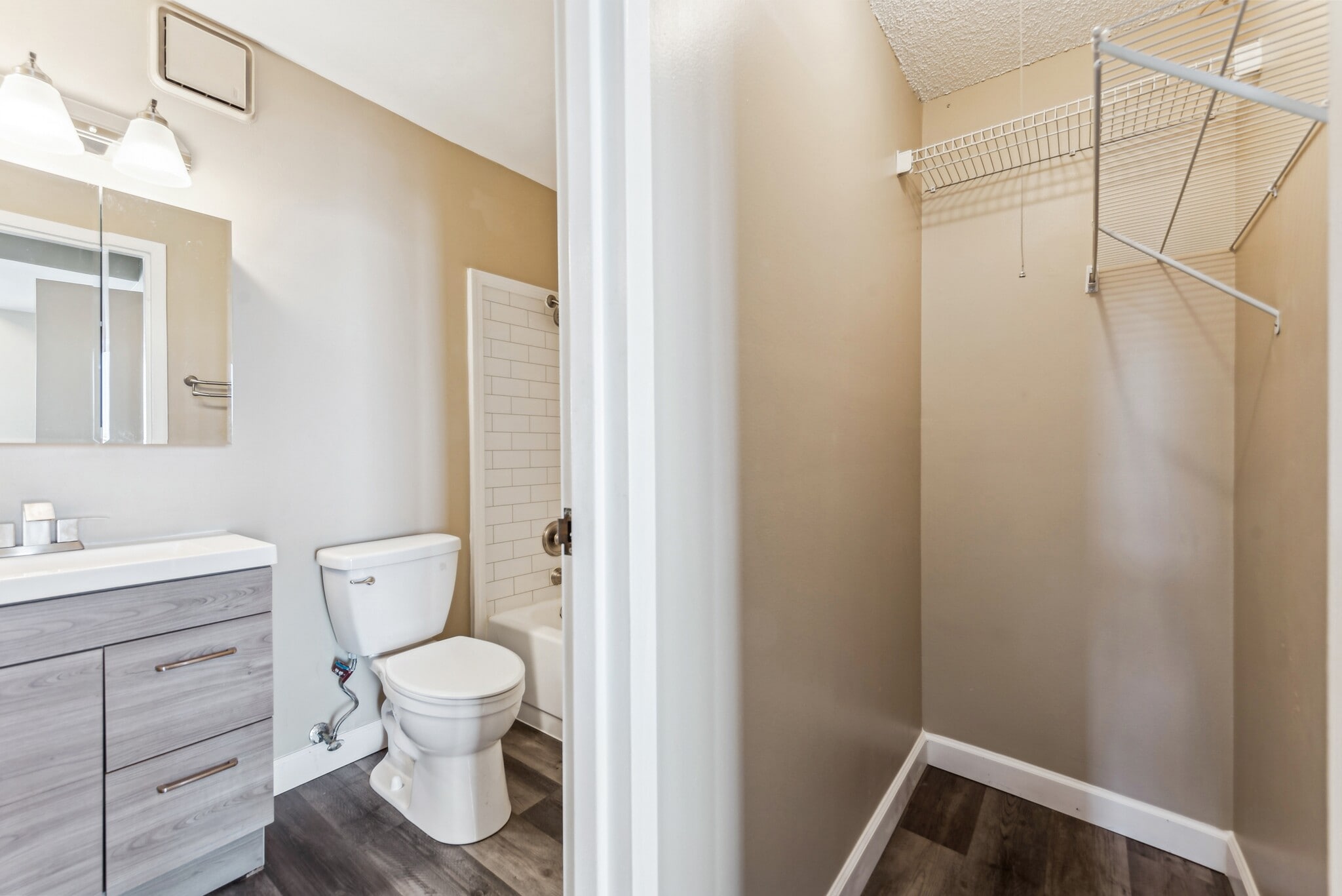 Building Photo - 33 W Delaware Pl