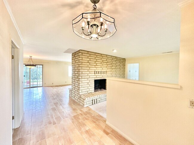 Building Photo - Beautiful Custom Home in Fallbrook, just m...