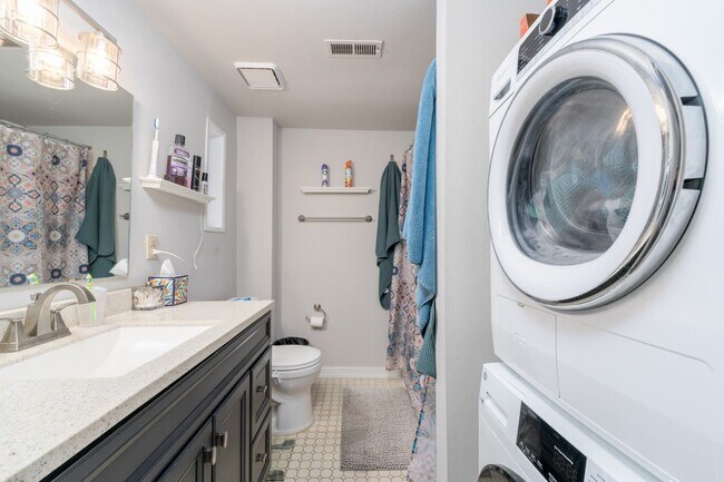 Building Photo - 1516 William St