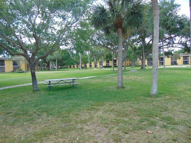 Building Photo - 120-120 Meadows Cir