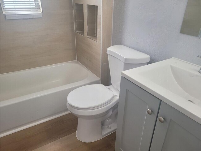 Building Photo - 1320 S Oleander Ave