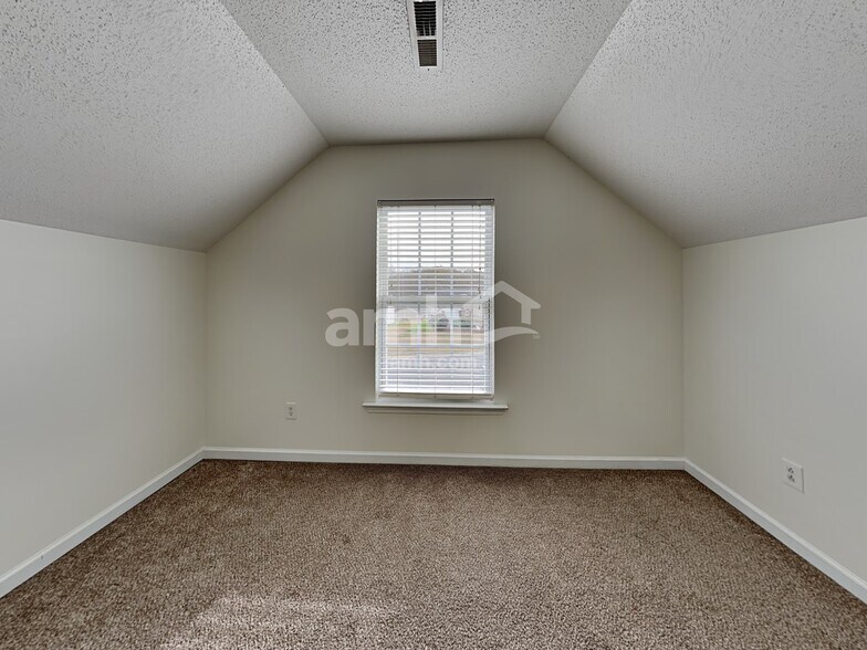 Building Photo - 219 Bellport Dr