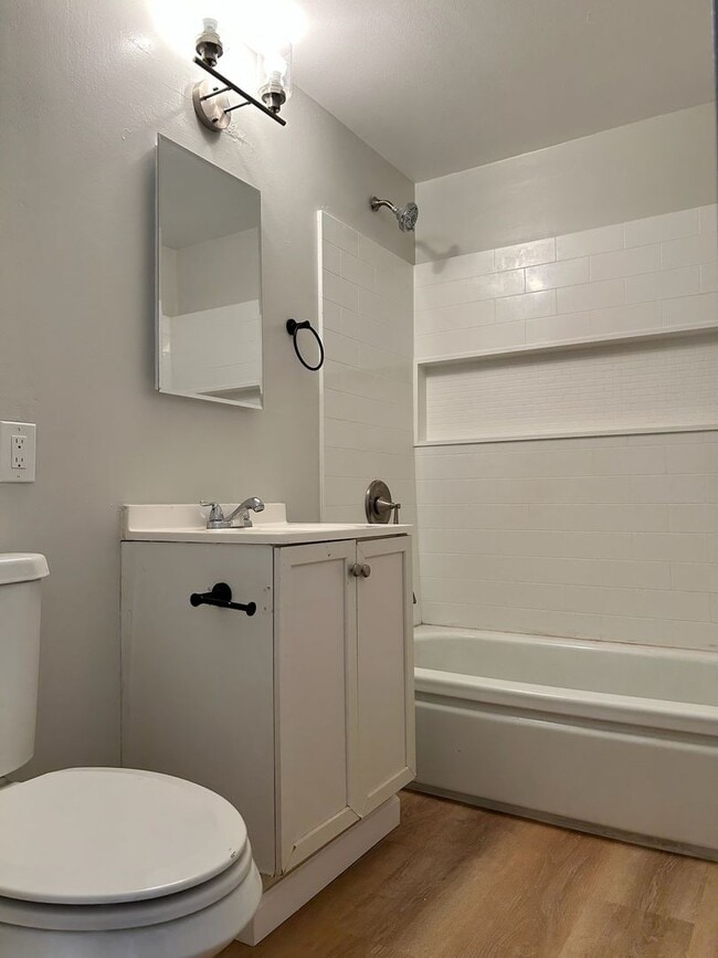 Building Photo - 401 N Norma St