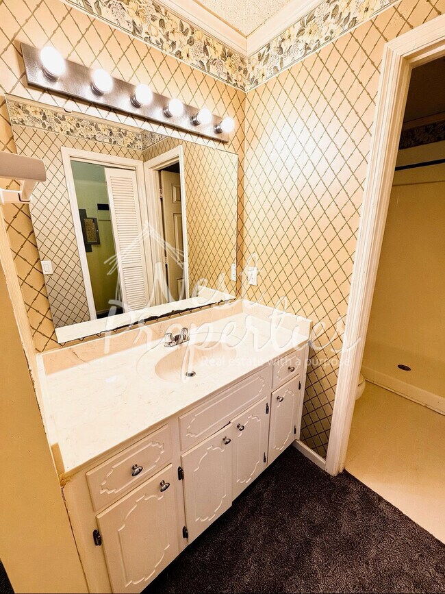 Building Photo - 325 Southampton Dr