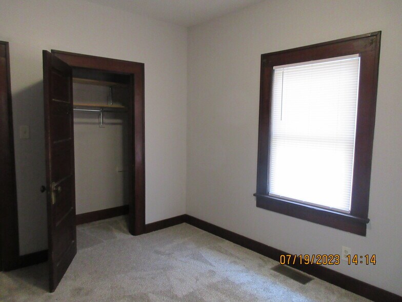 Building Photo - 1019 W 7th St