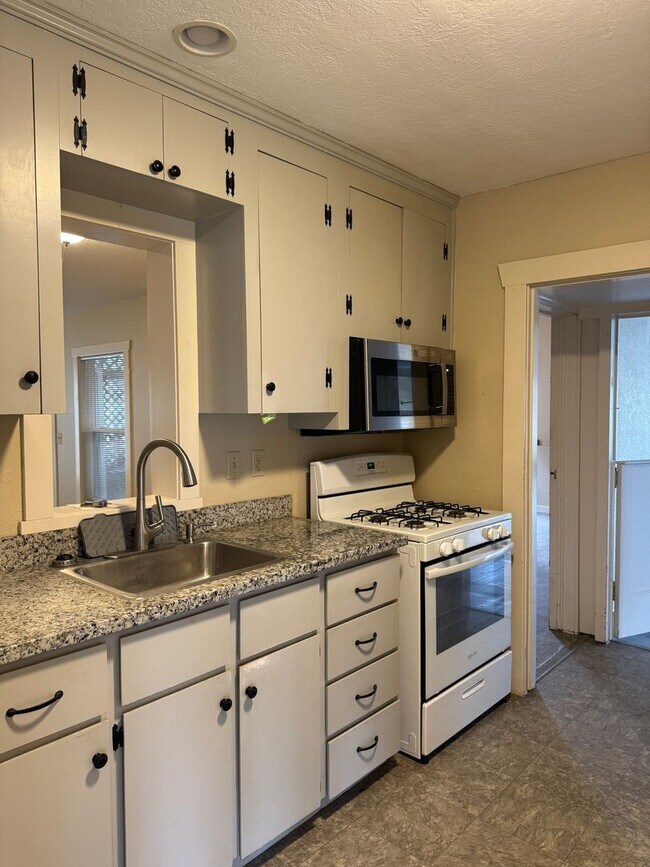 Building Photo - Rare opportunity to lease a versatile mixed-use property in the heart of Milwaukie!