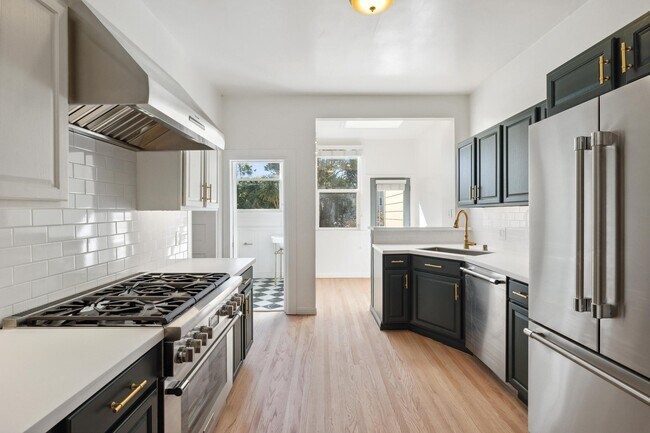 Building Photo - 123 10th Ave