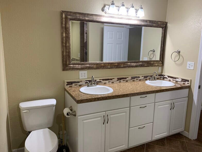Building Photo - 255 Oakview Pl