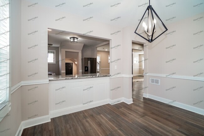 Building Photo - 1468 E Whittier St