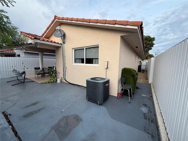 Building Photo - 3 bedroom in Hialeah FL 33016