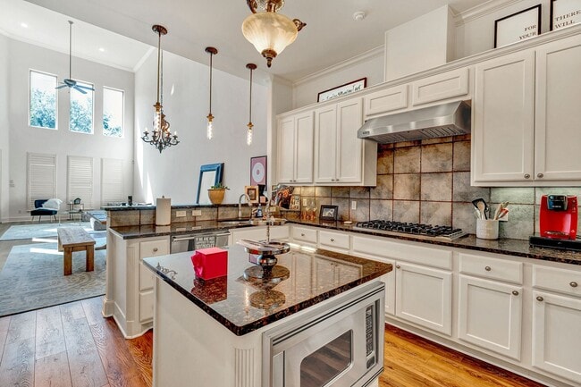 Building Photo - Gorgeous Townhome in The Villas of Hollytree!