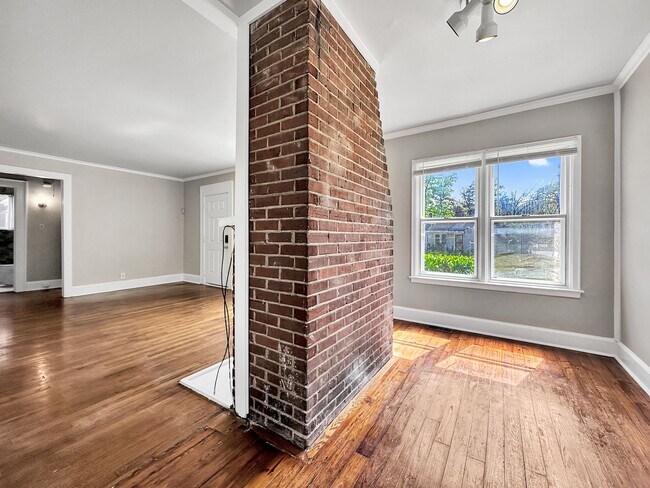 Building Photo - 2 bedroom 1 bath bungalow in the heart of ...