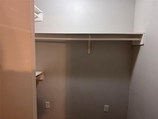 Building Photo - 901 Parmer Ave