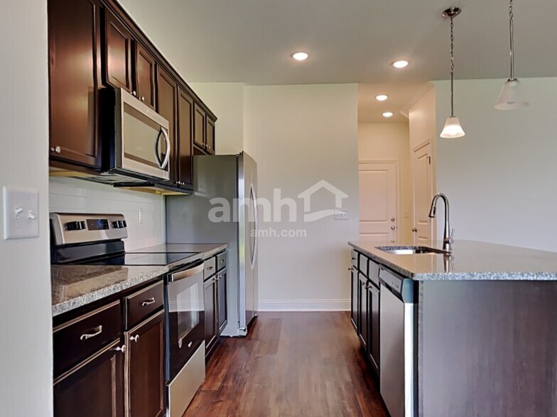 Building Photo - 390 Banyan Frst Dr