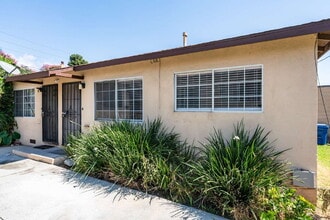 Building Photo - Fully Renovated Gem!