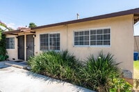 Building Photo - Fully Renovated Gem!