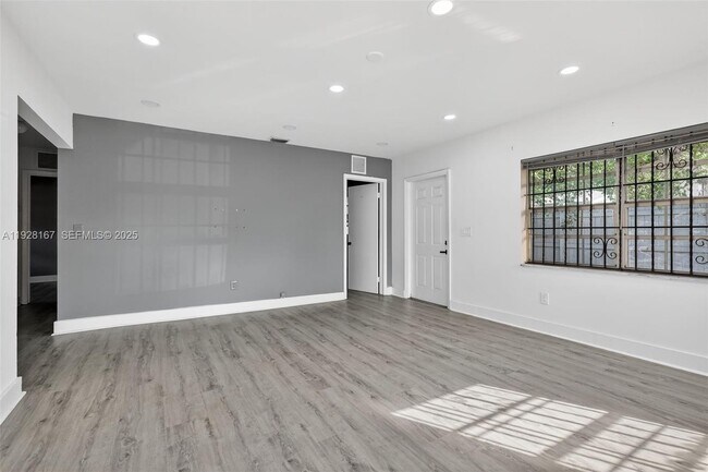 Building Photo - 708 SW 10th St