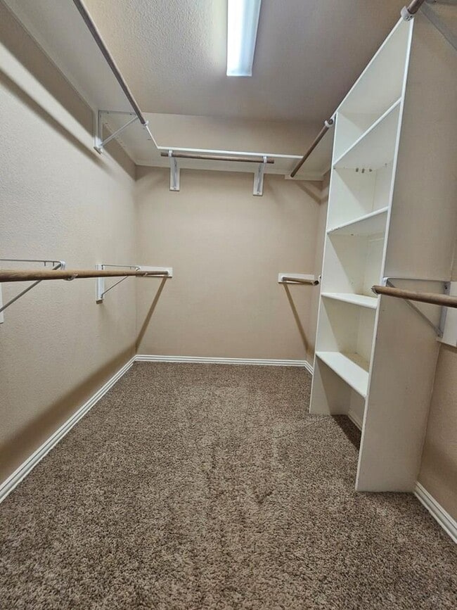 Building Photo - 607 NE Ave E Pl