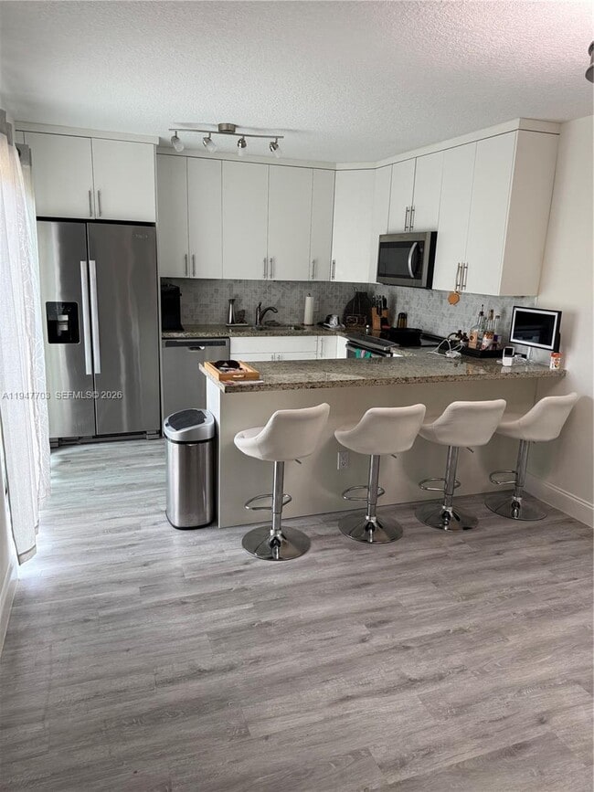 Building Photo - 2563 Lakeview Ct