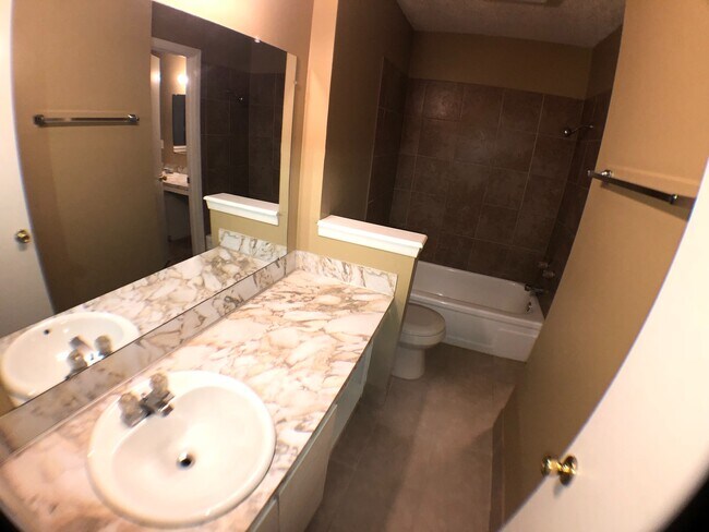 Building Photo - S Elm Ct Duplex
