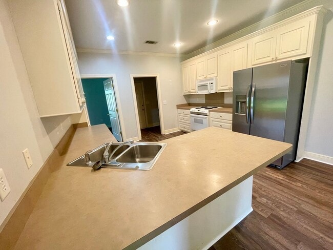 Building Photo - 3 Bedroom 2 Bathroom Home for Rent in Cast...
