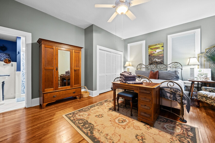 Building Photo - 205 SE 7th St