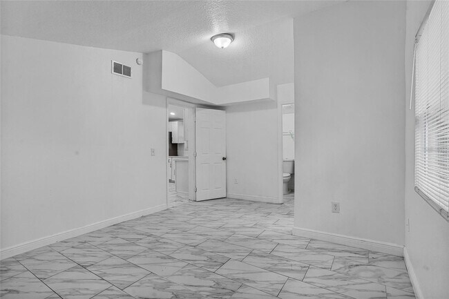 Building Photo - 906 Celery Ave