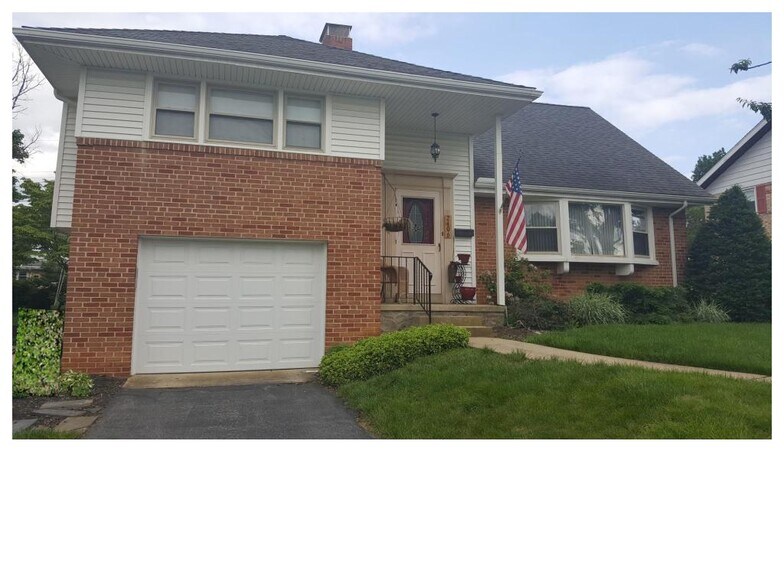 Building Photo - 2406 Lasalle Dr