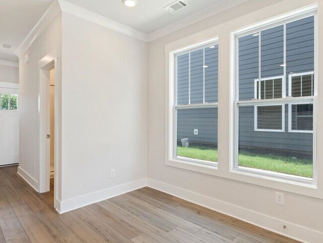 Building Photo - 4 Bedroom Townhome in Spartanburg