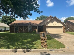 Building Photo - Large single story 4 bedroom