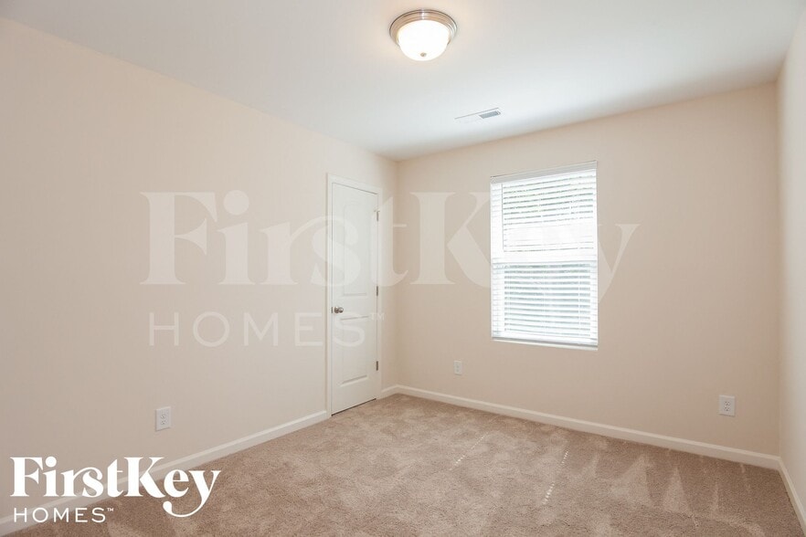 Building Photo - 4011 Maderia Dr NW