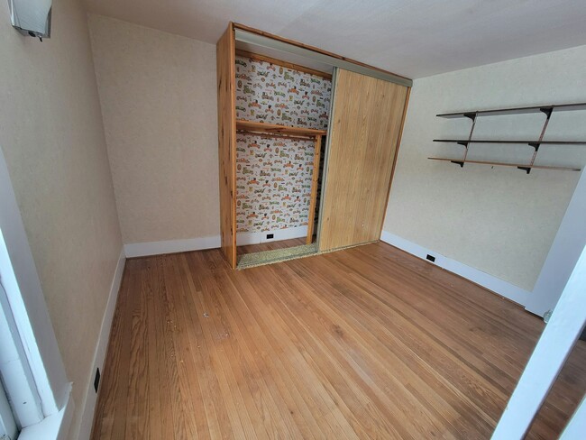 Building Photo - 45 Maple St